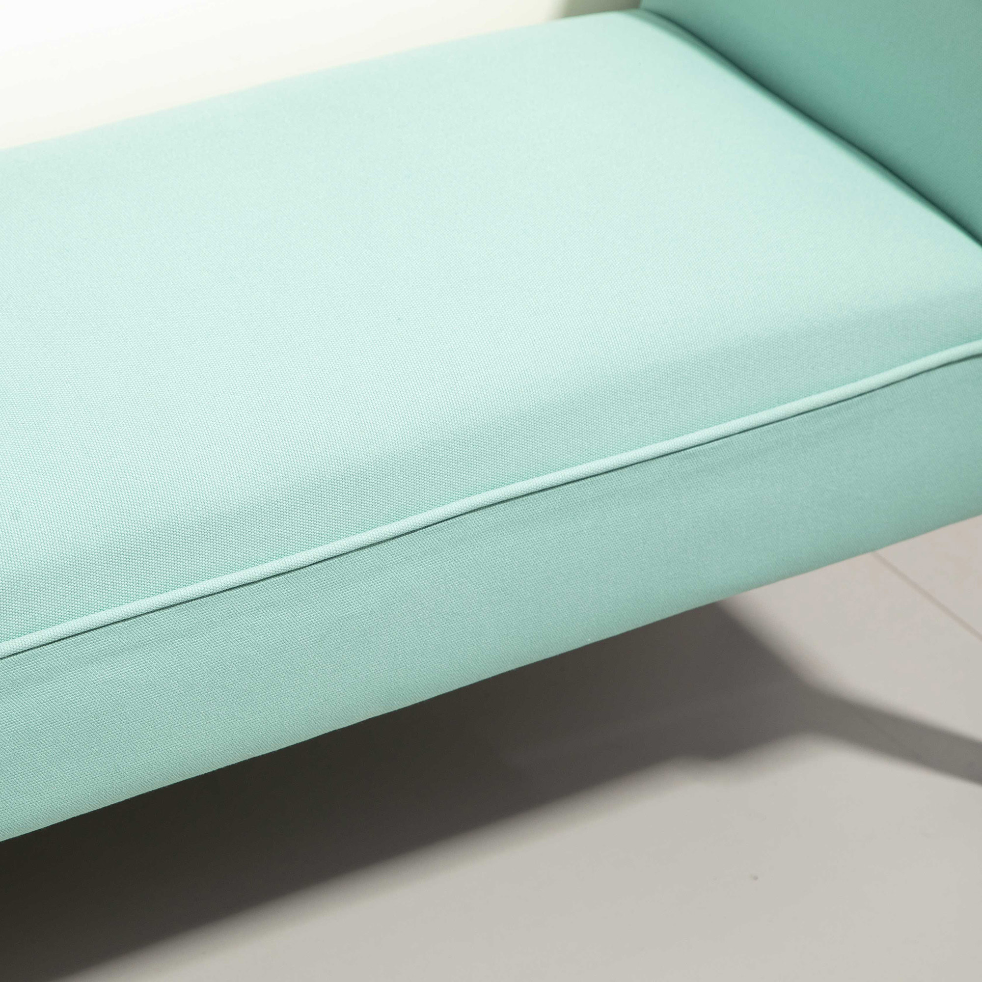 Banco Pie de Cama, Taburete Pie de Cama Tapizado en Lona con Patas de Madera, Reposabrazos y Asiento Acolchado, Estilo Moderno, Banco para Dormitorio, Entrada, Pasillo, Verde Claro
