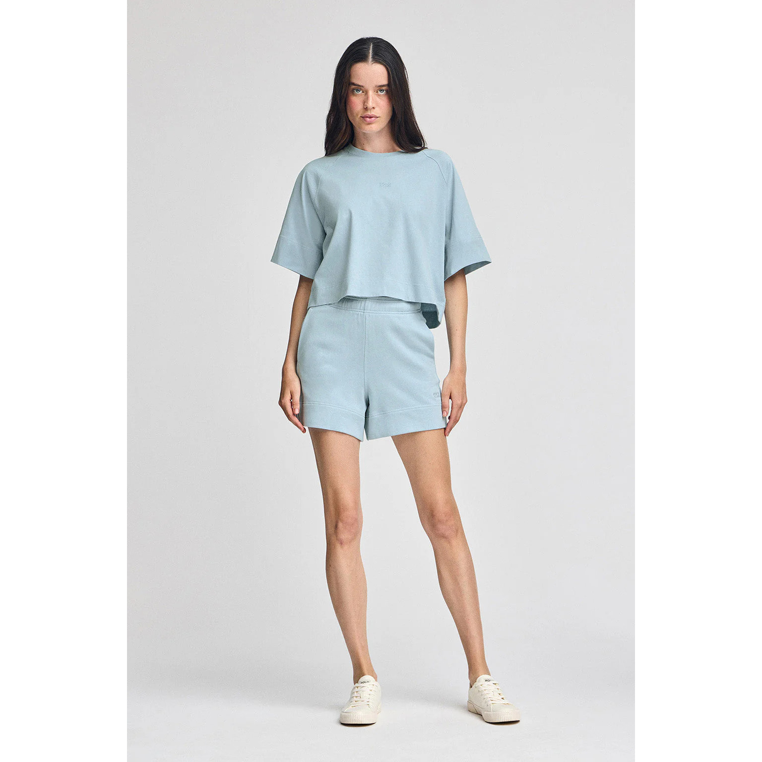 Pantalón corto de algodón azul claro con logo bordado