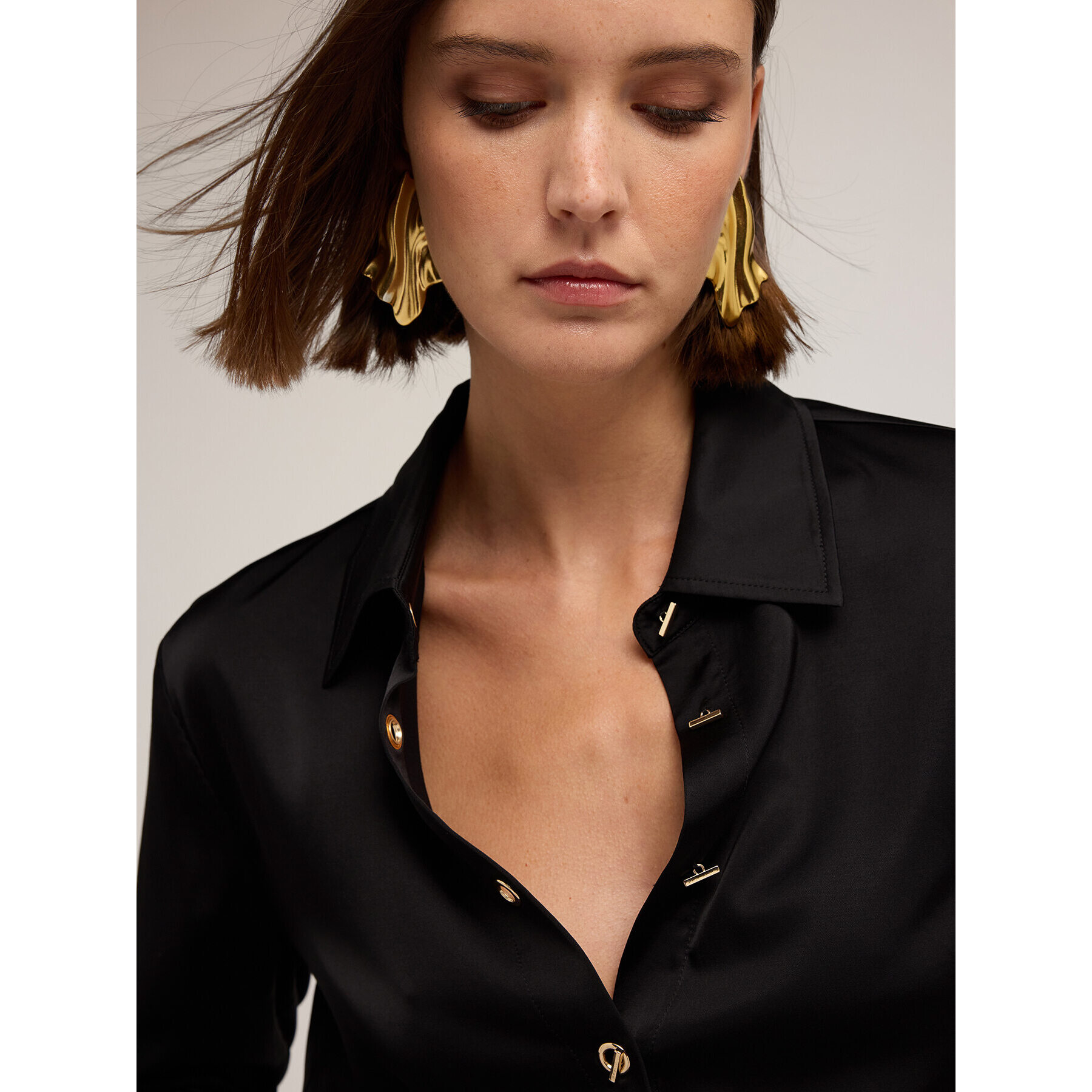 Motivi - Camisa de satén con ojales - Negro