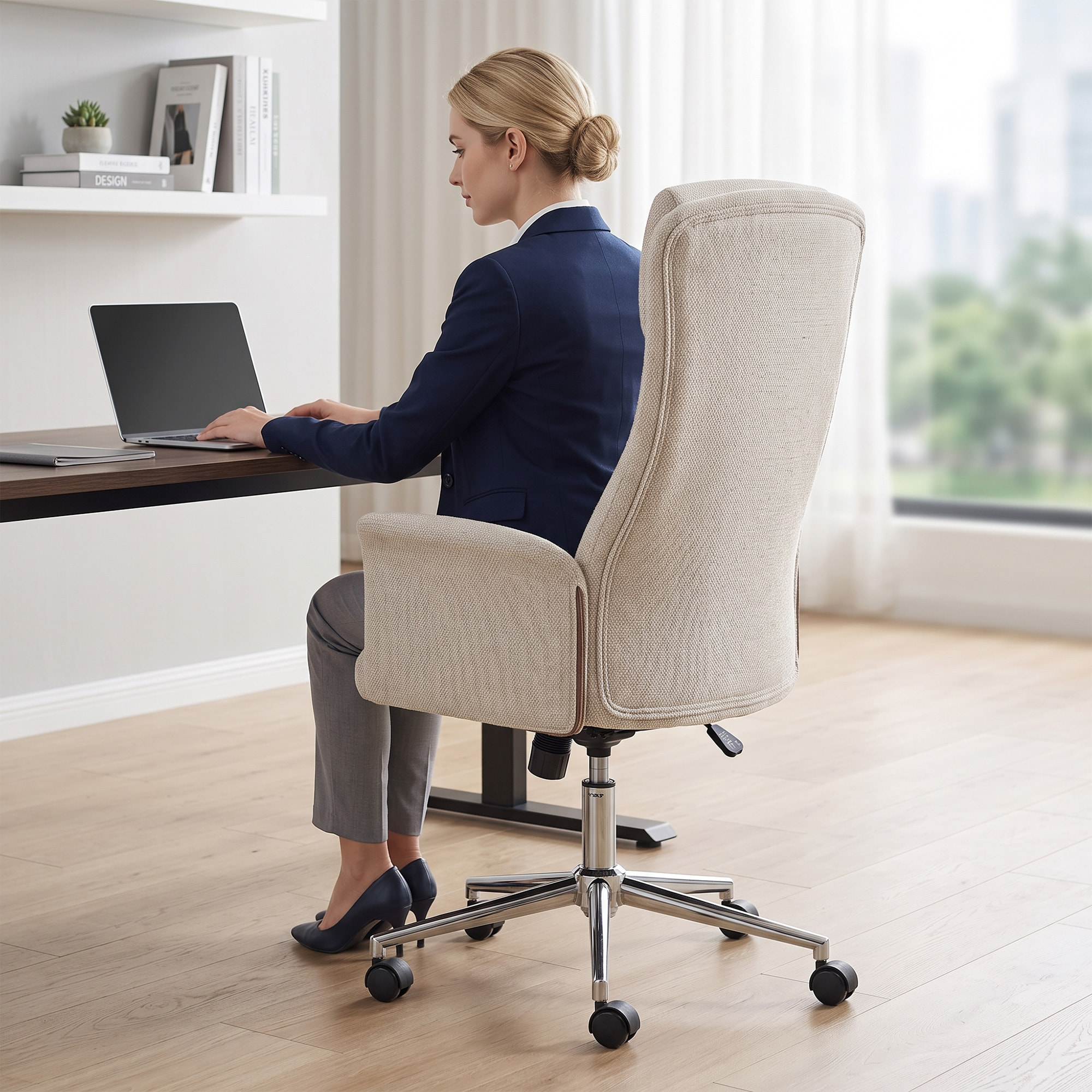 HOMCOM Silla de Escritorio Giratoria Tapizada en Chenilla, Silla de Oficina con Respaldo Alto, Función de Balanceo, Altura Ajustable, Reposabrazos Acolchados y Ruedas de PU, Beige