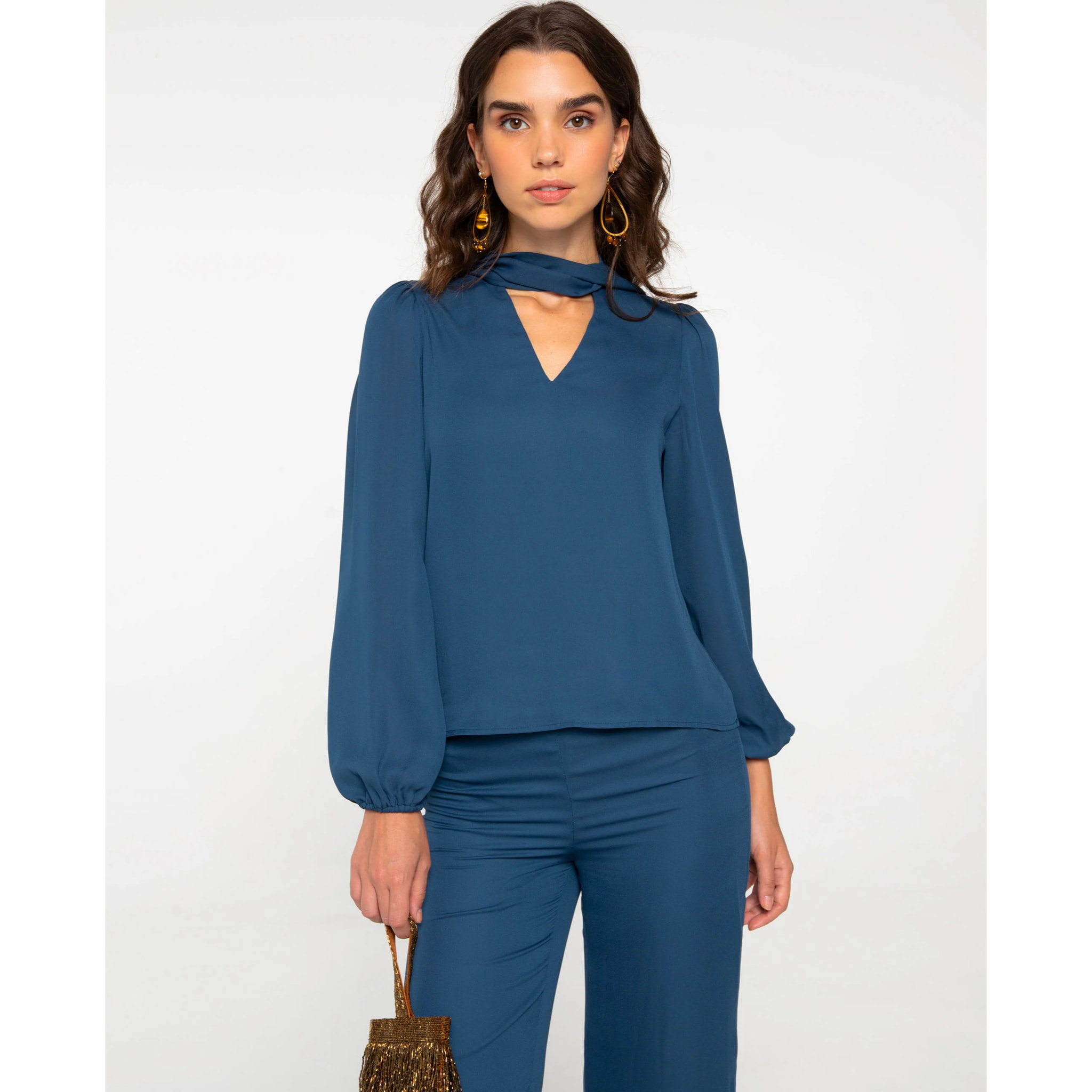 Blusa de manga larga con escote en pico y lazada multiposición.