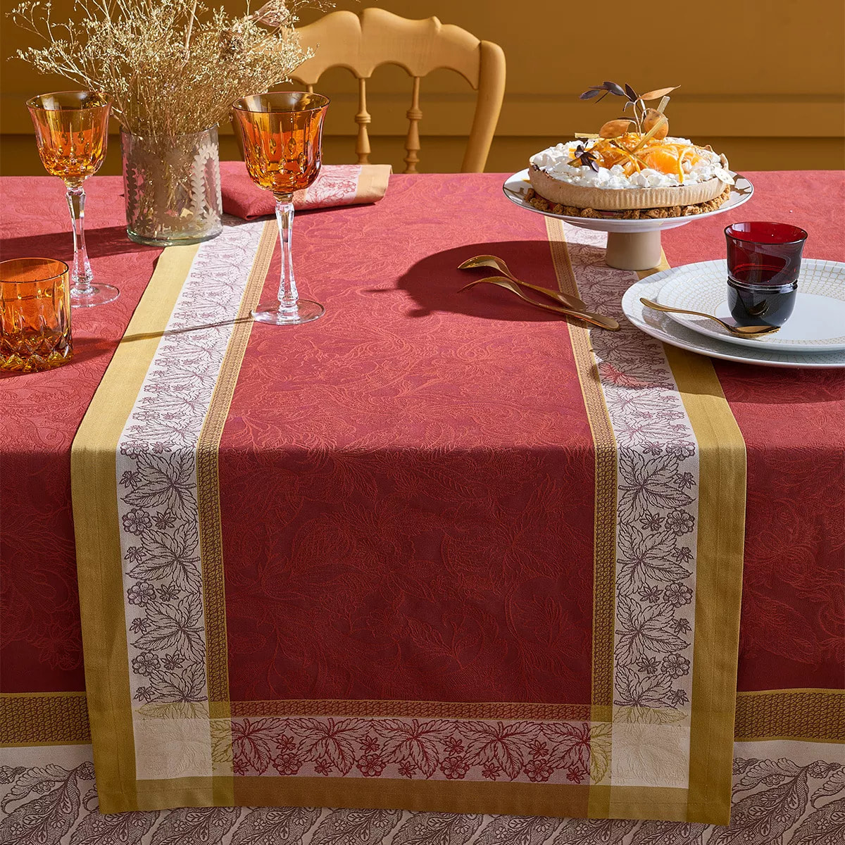 Chemin de table pur coton anti tache motif jacquard Alexandria rubis