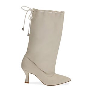Botas de piel color crema, tacón 7,5 cm.