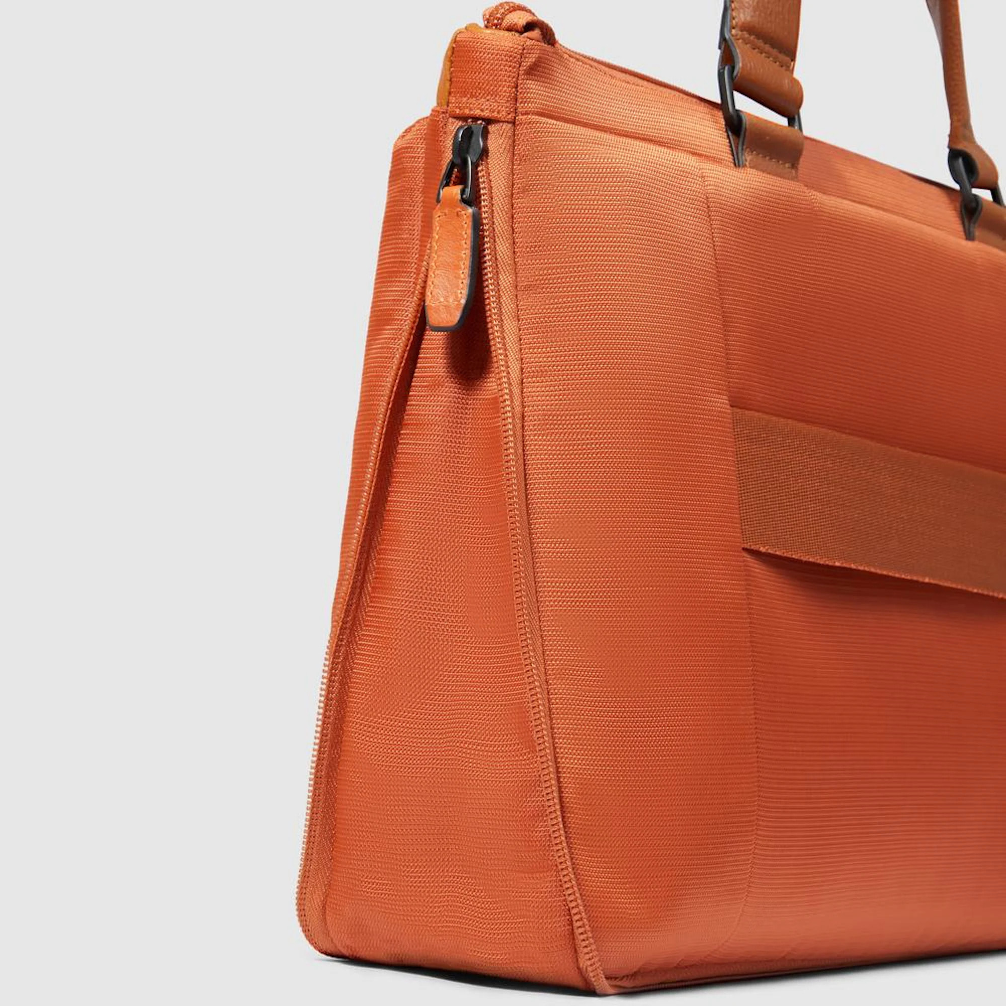 Piquadro Cartella da lavoro porta PC e porta iPad® in tessuto riciclato con protezione anti-frode RFID