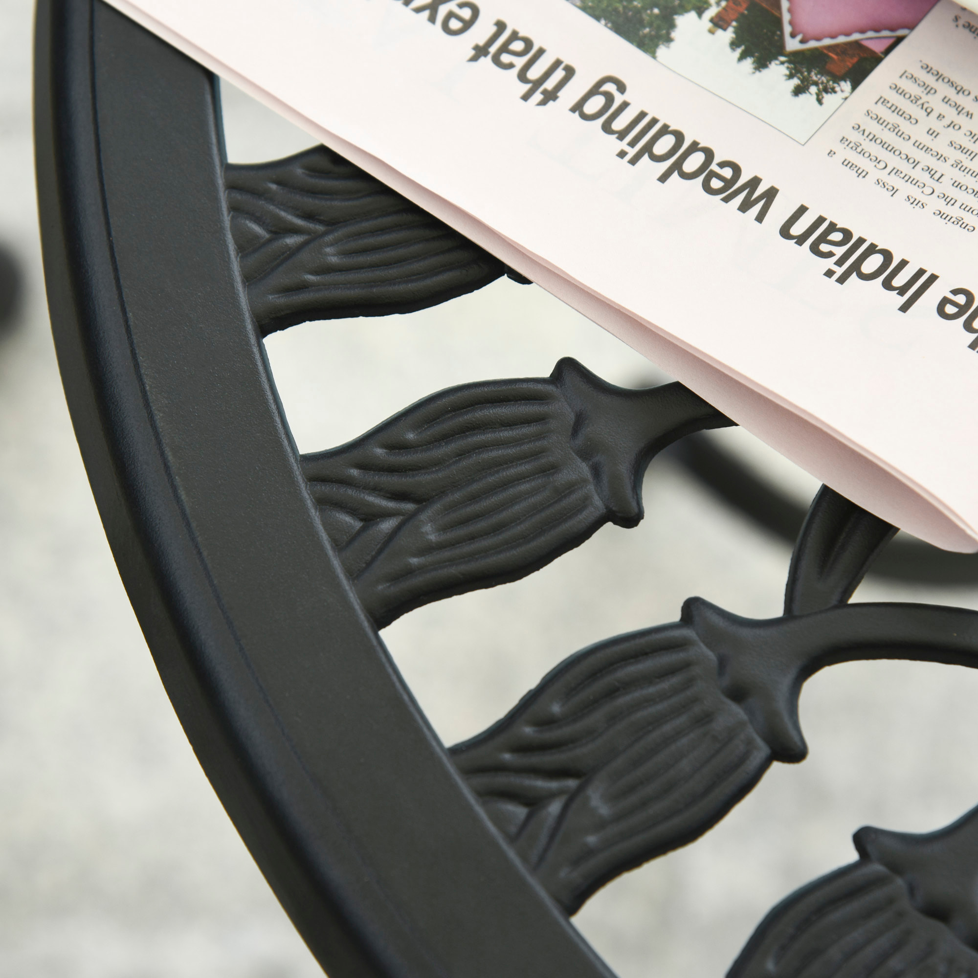 Conjunto de Mesa y Sillas de Terraza Exterior de 3 Piezas Muebles de Jardín de Aluminio con Respaldo con Patrón de Tulipán y Mesa con Orificio para Sombrilla Negro