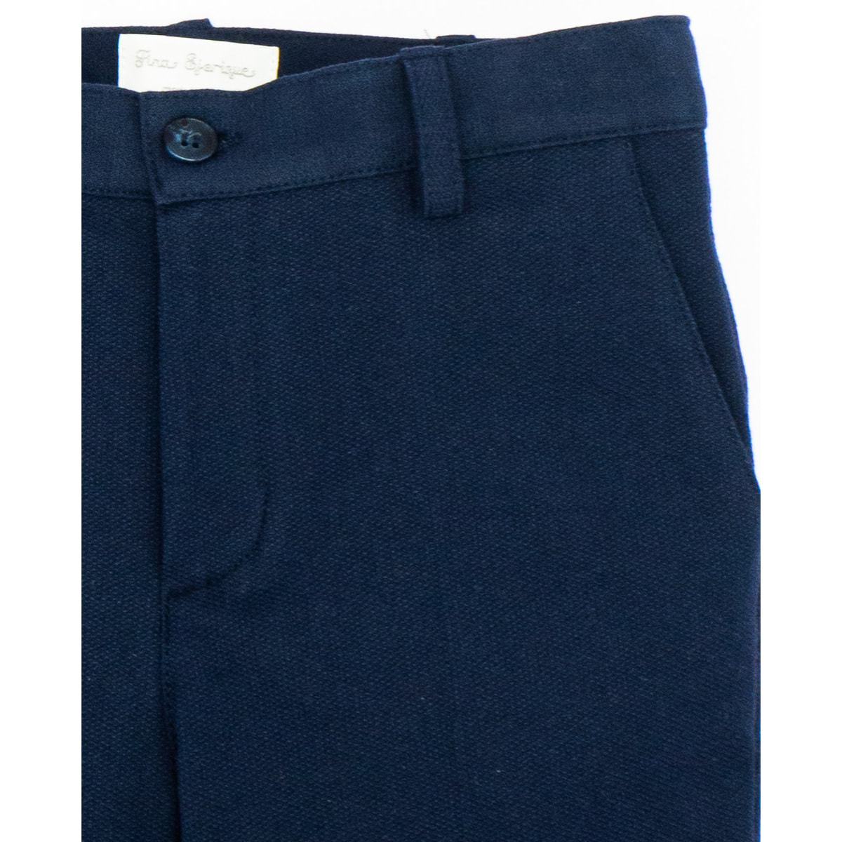 Bermuda de azul marino. Con bolsillos y bragueta.