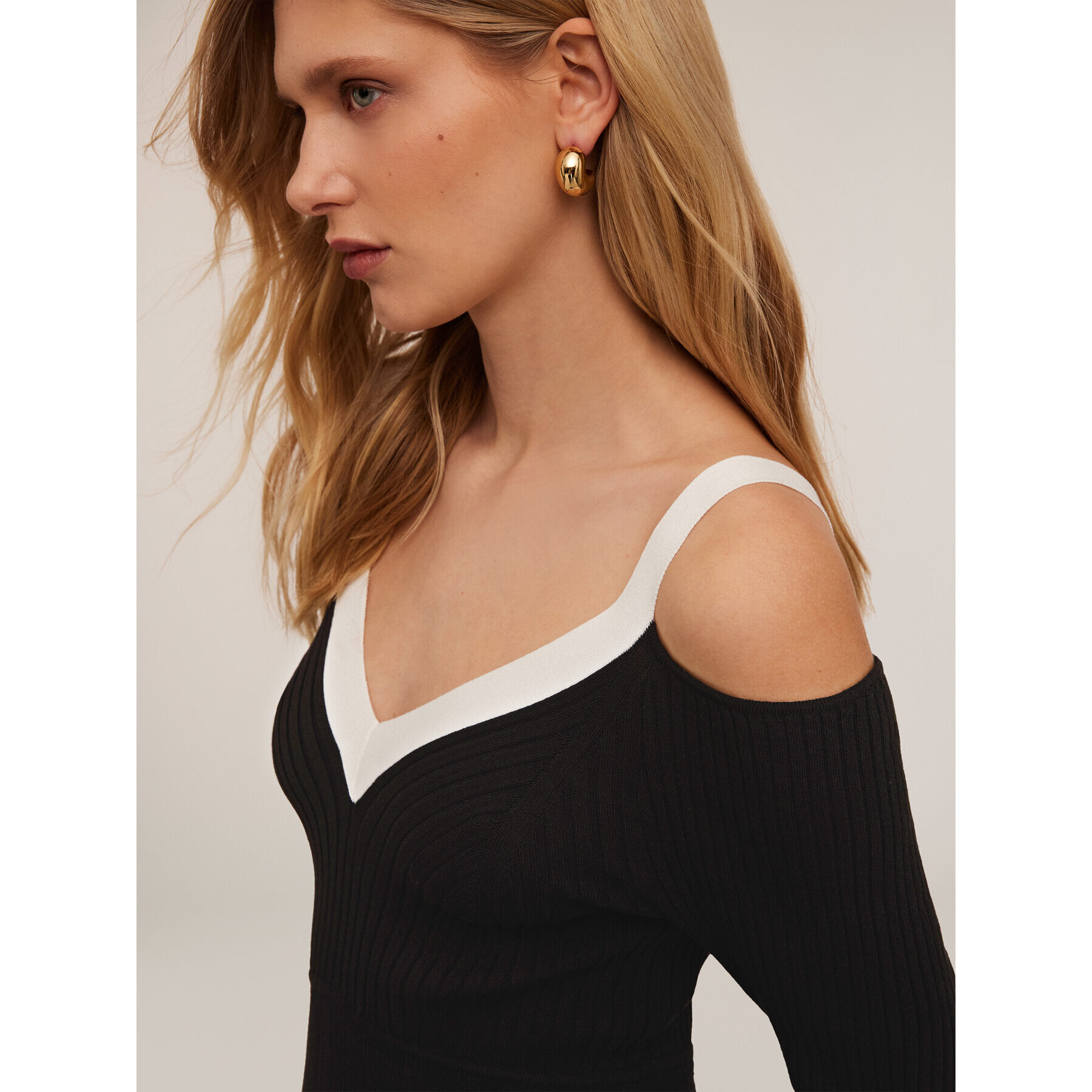 Motivi - Vestido de punto con abertura en los hombros. - Negro