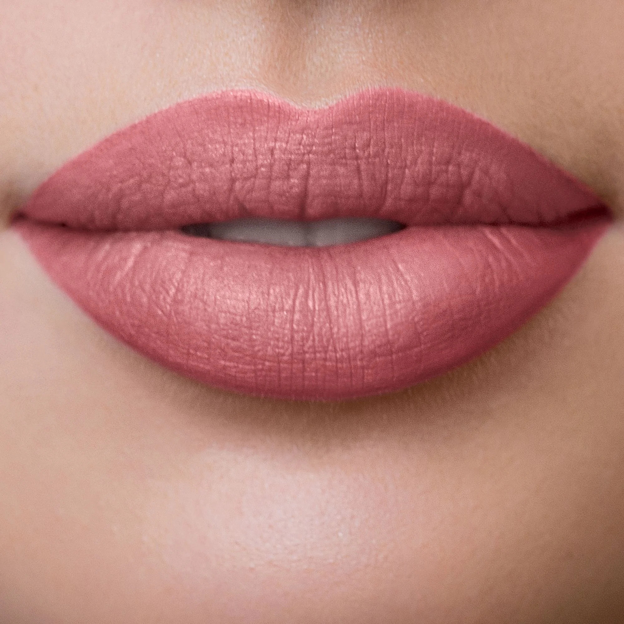 LIP BLUSH BLURRED EFFECT LIPSTICK Rossetto idratante dal finish cloudy matt e dall'effetto soft focus