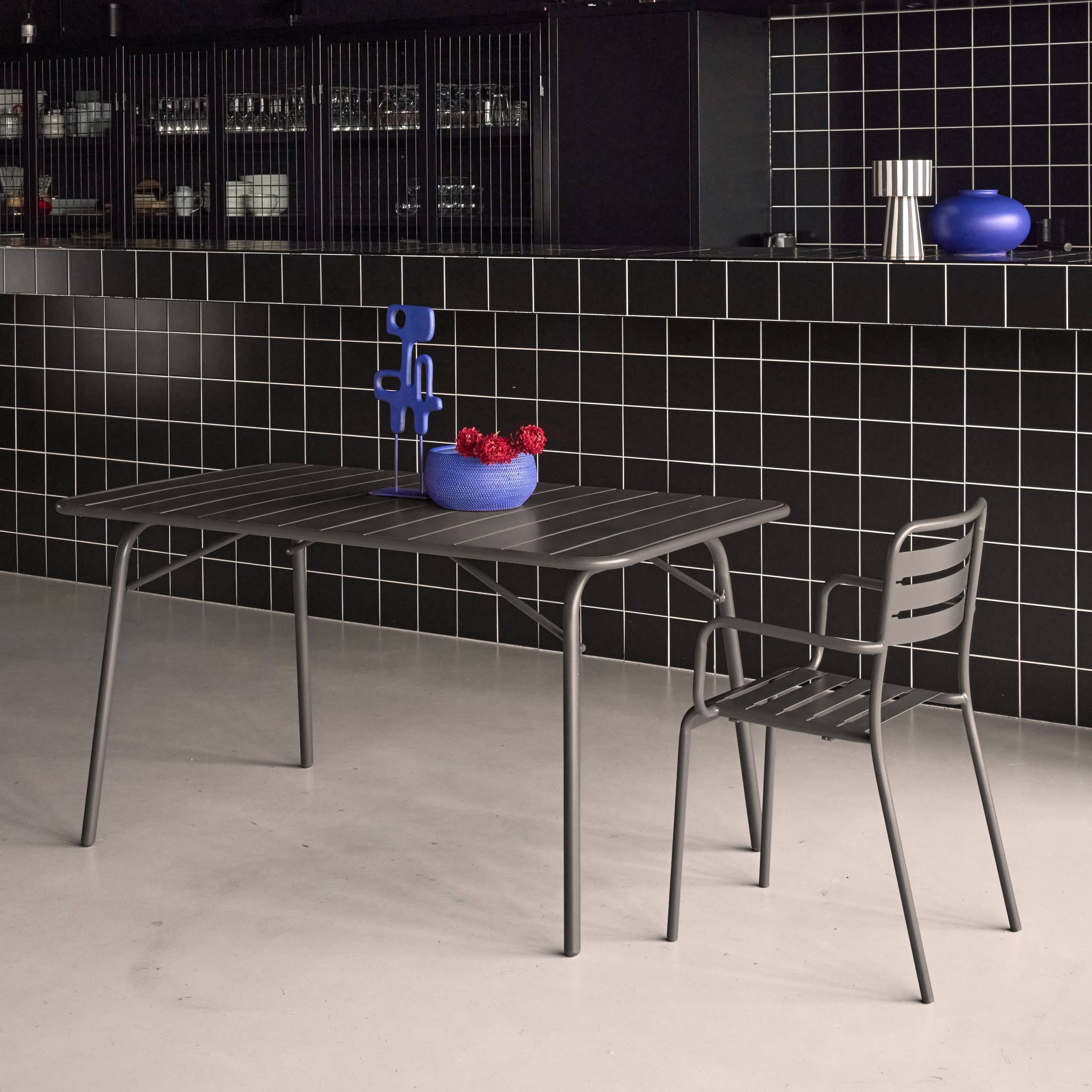 Table de jardin pliante métal 6 places. anthracite. Amelia. 140x80cm. traitement antirouille. lattes et bords arrondis