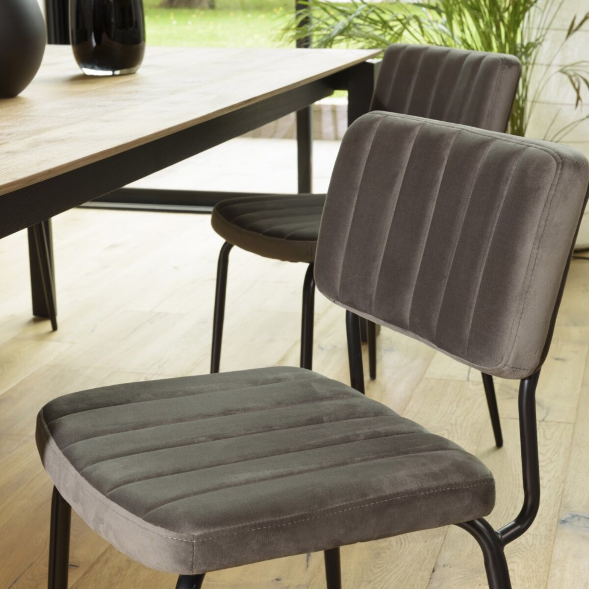 AGATHE - Lot de 2 chaises velours gris foncé pieds en métal noir