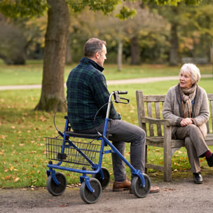 Andador para Ancianos Plegable, Andadores Adultos para Personas Mayores con Asiento y 4 Ruedas Altura Ajustable Frenos de Maneta Cesta Bandeja y Porta Bastón Azul