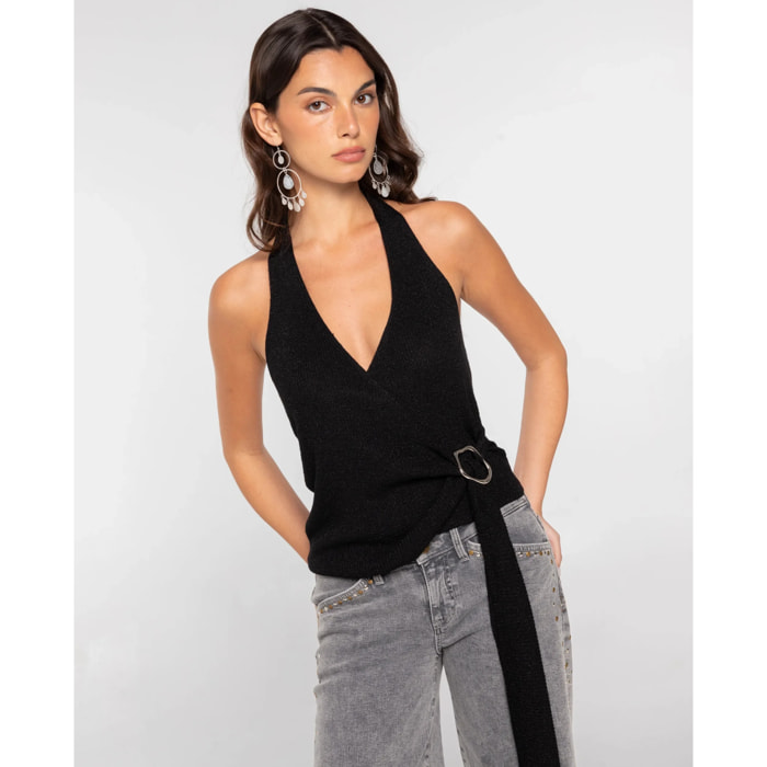 Top de mujer asimétrico con broche metálico
