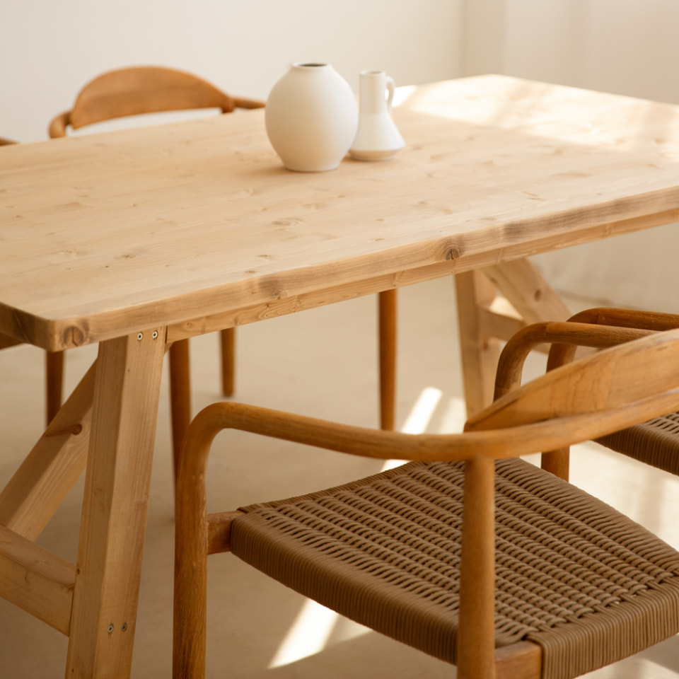 Table de salle à manger en bois massif ton chêne moyen en différentes tailles