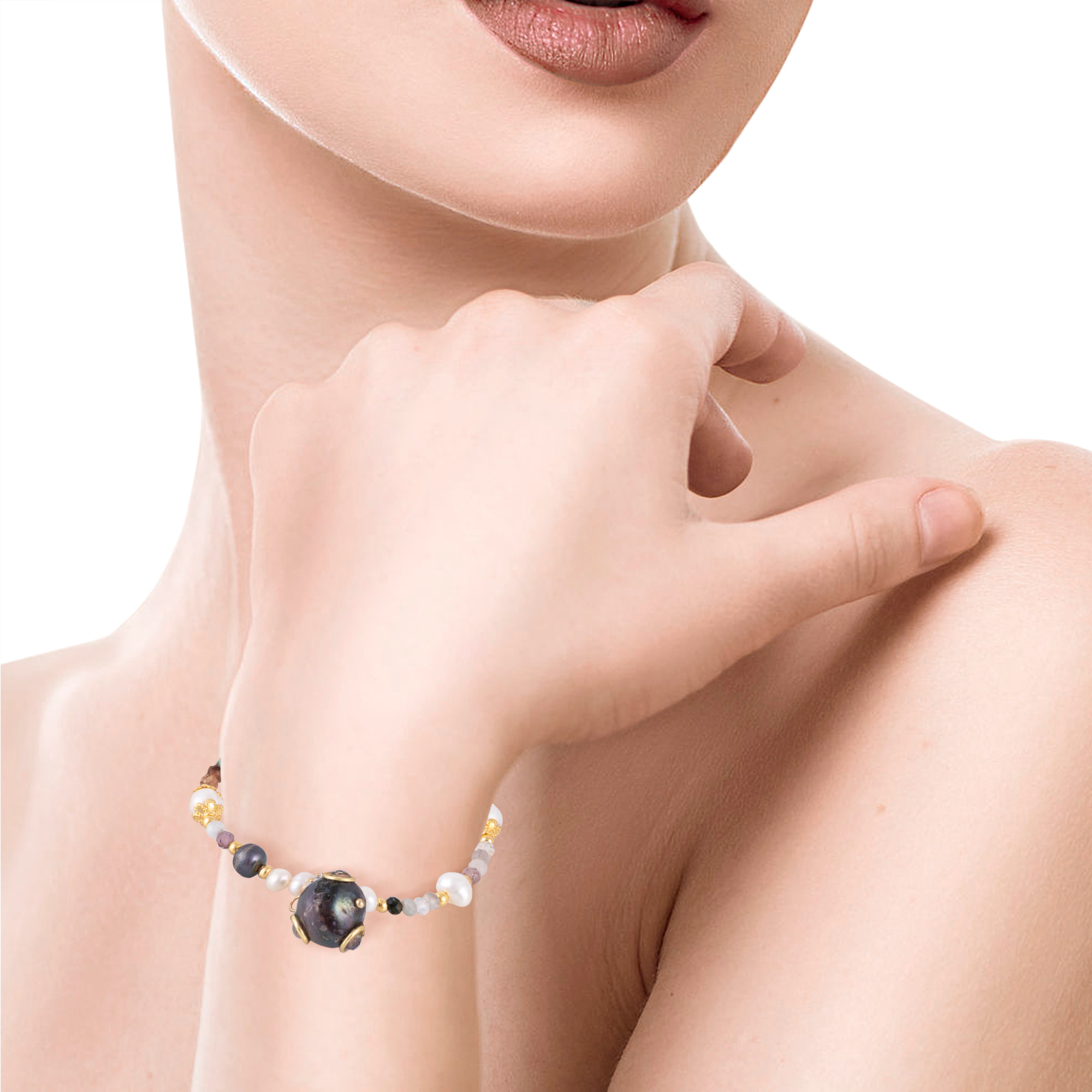 Set de pulsera y collar a juego. Diseño barroco con colgante de perla negra, circonitas y cierre de mosquetón.