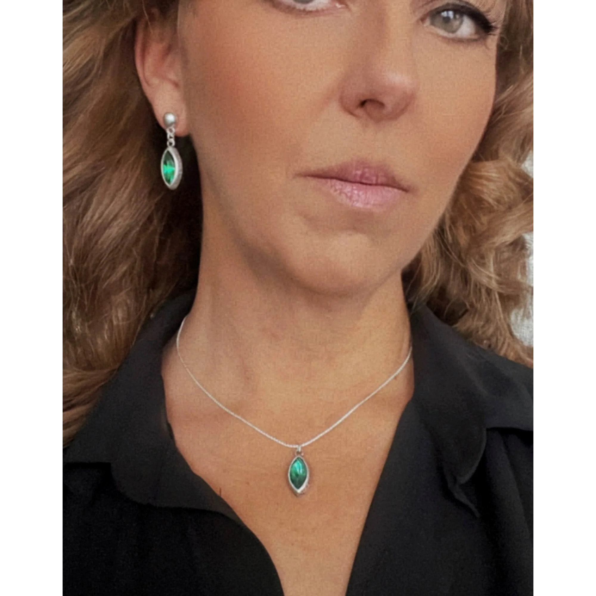 Conjunto colgante y pendientes de lagríma en zamak chapado plata de ley y cristal facetado en verde