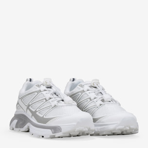 Zapatillas deportivas blancas con cordones ajustables