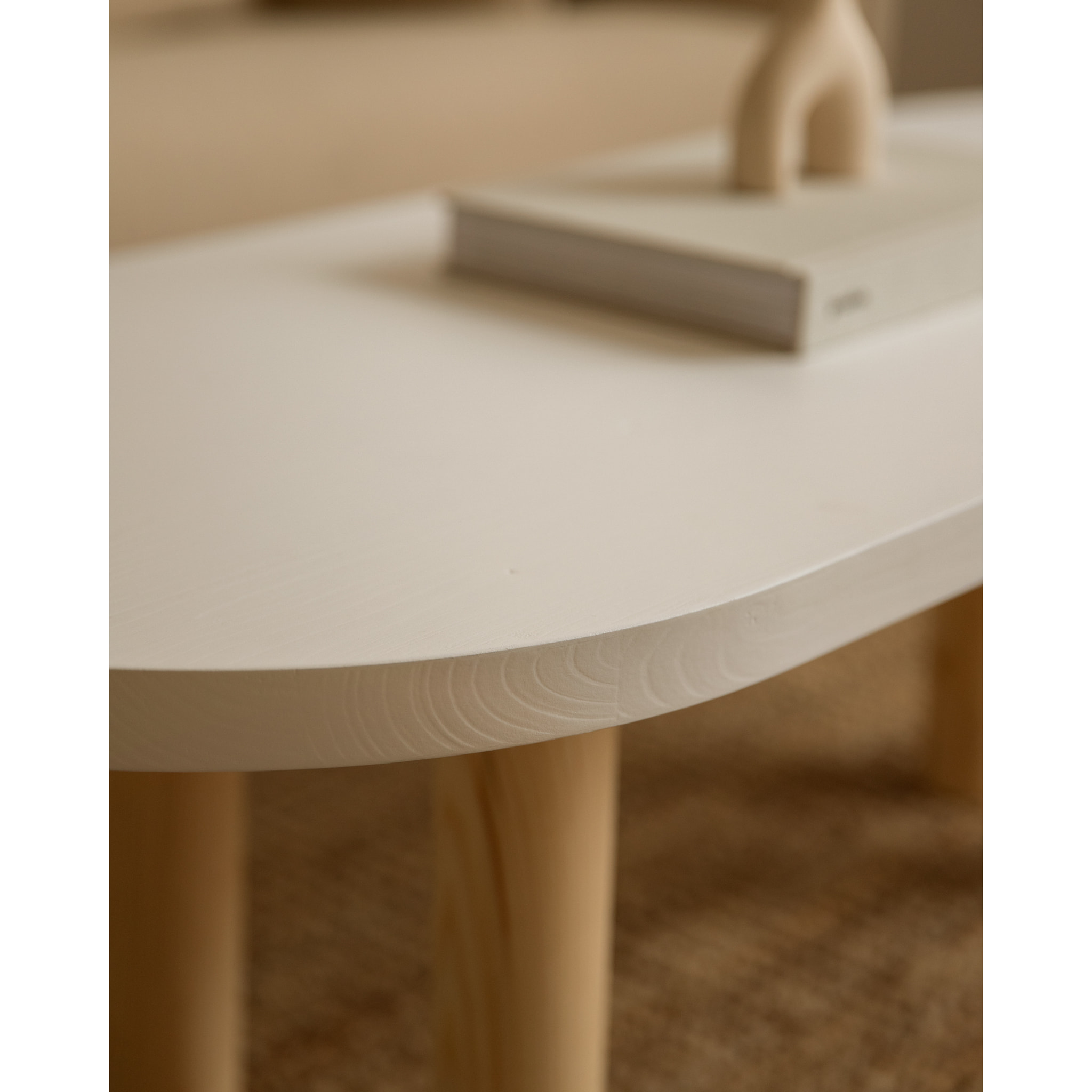 Mesa de centro ovalada de madera maciza sobre en tono blanco y patas tono natural de 40x120cm Alto: 40 Largo: 120 Ancho: 50
