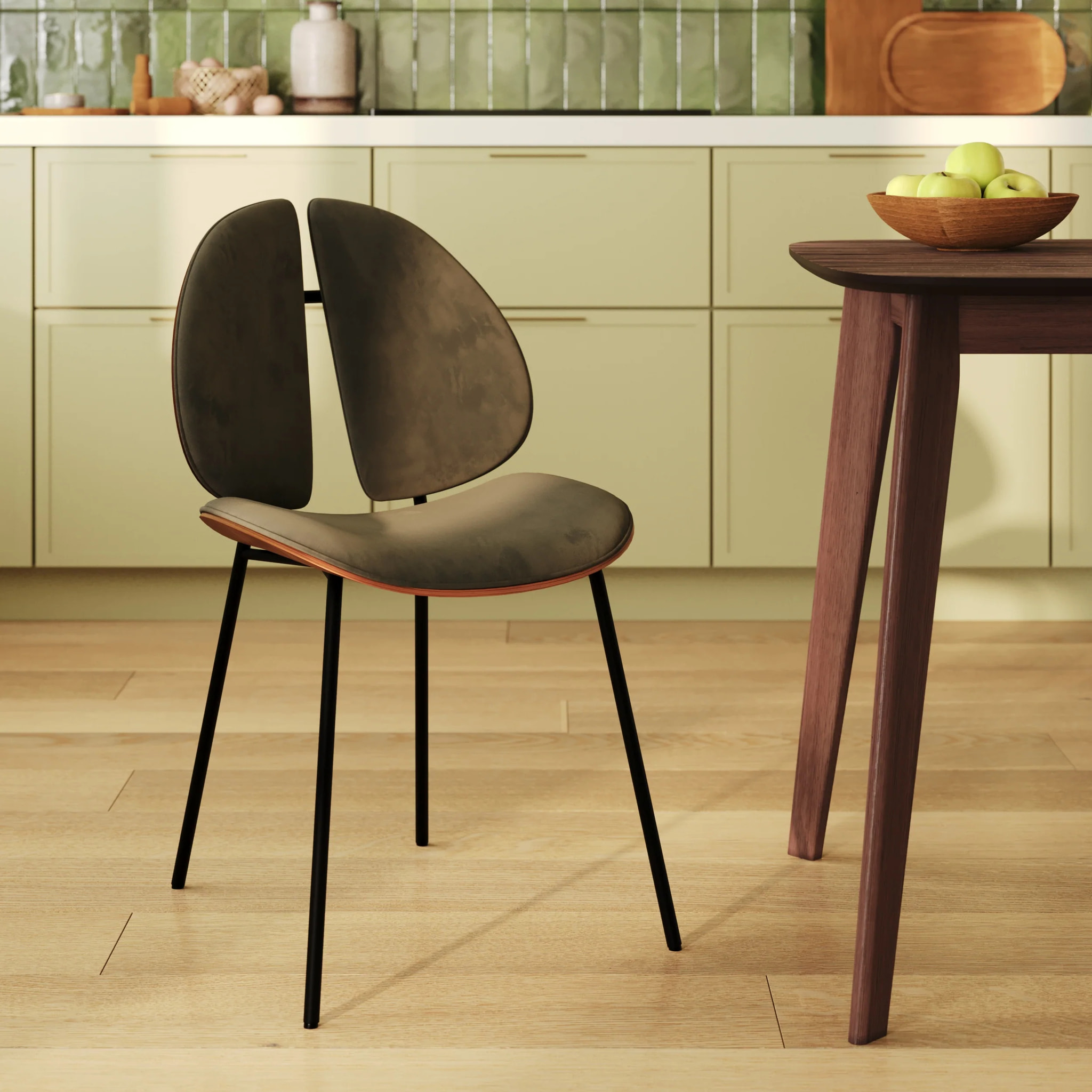 Chaise en velours kaki et bois de noyer - Coccinelle