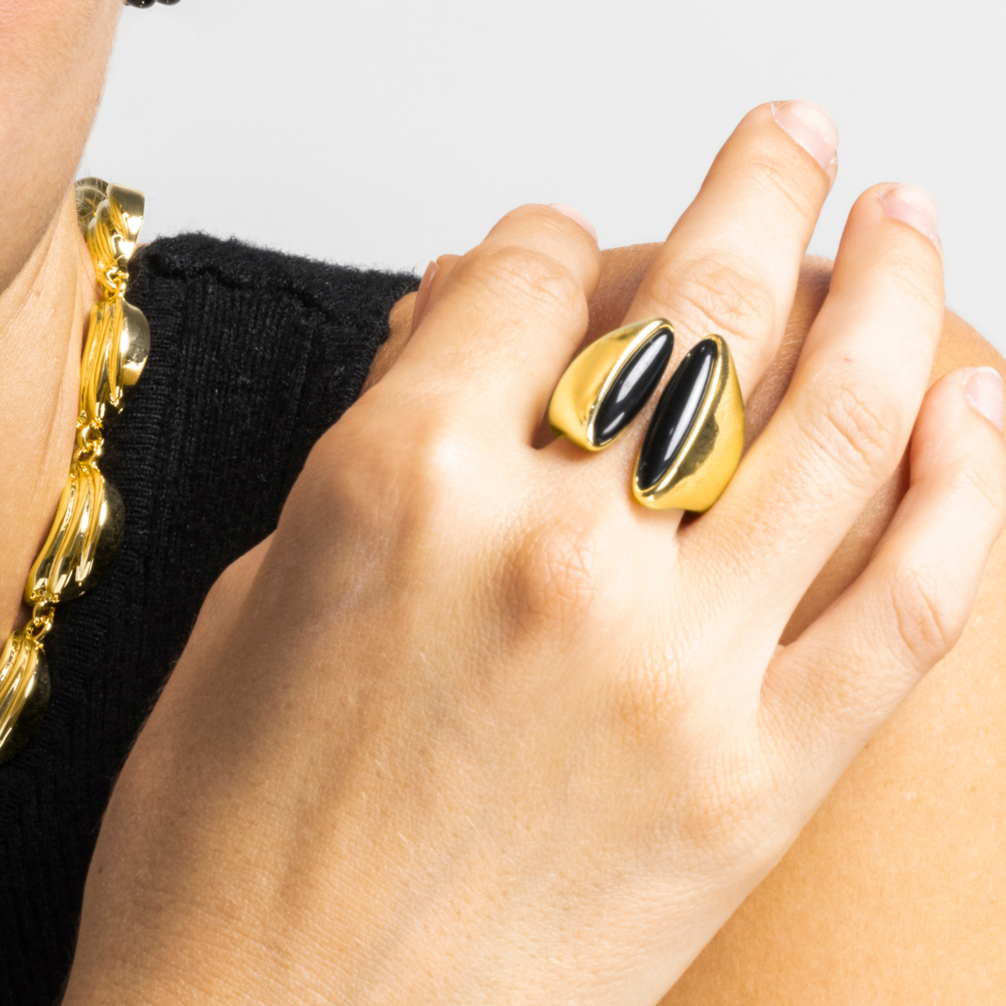 Anillo con Resina Negra acabado oro 18k