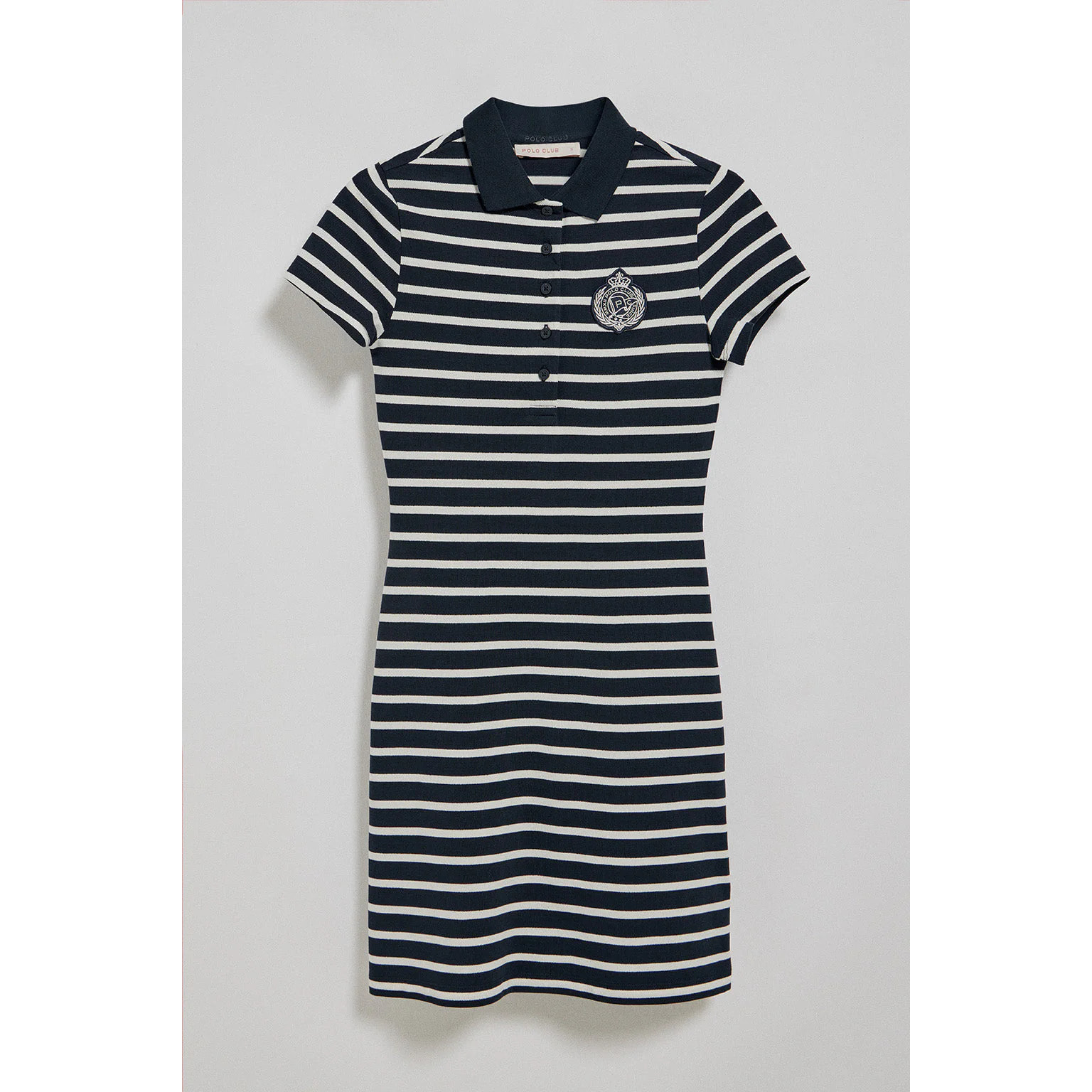 Vestito blu marino a righe e collo a polo con toppa nautica