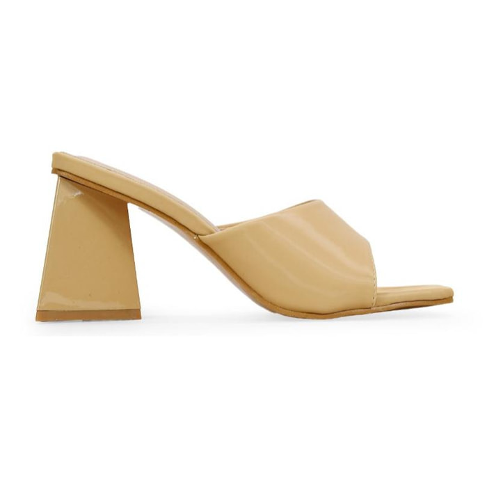 Sandalias beige con tacón triangular