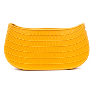 Cuerpo bolso bandolera de goma eva grabado con patrón de diseño.