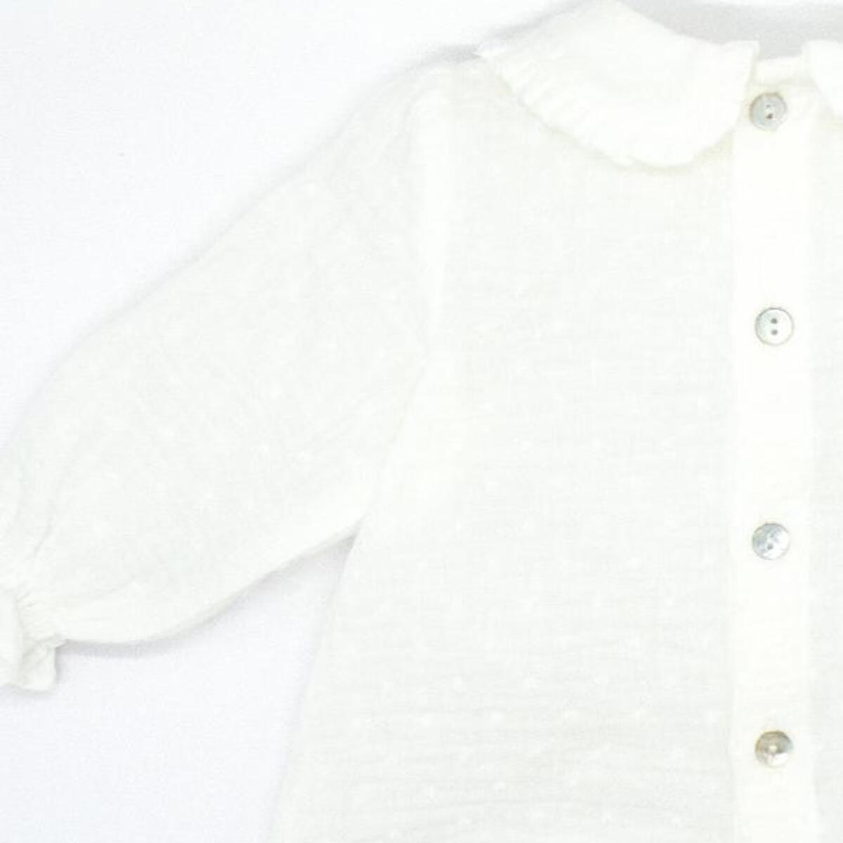 Blusa cuellos redondo con volantito blanco
