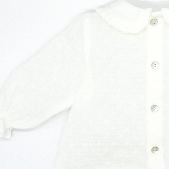 Blusa cuellos redondo con volantito blanco