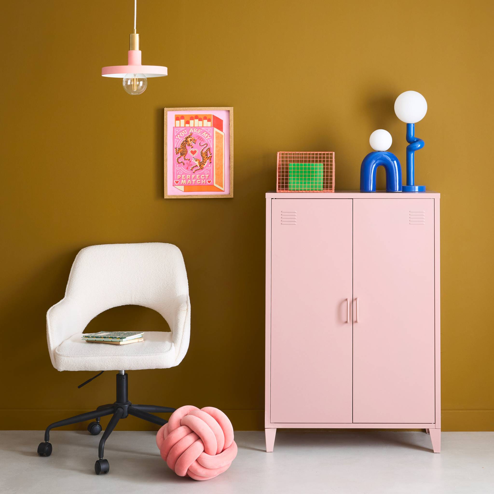 Commode/armoire en métal rose. 2 espaces de rangement. casiers