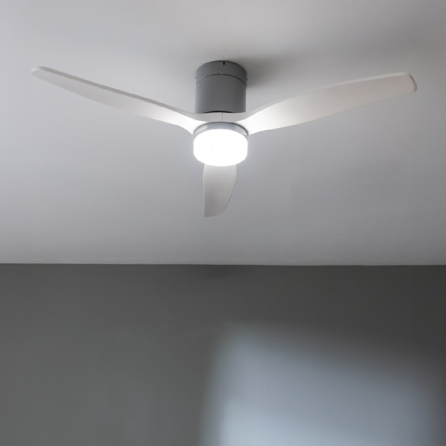Cecotec Ventilatore da soffitto con luce EnergySilence Aero 5600 Aqua IronWhite