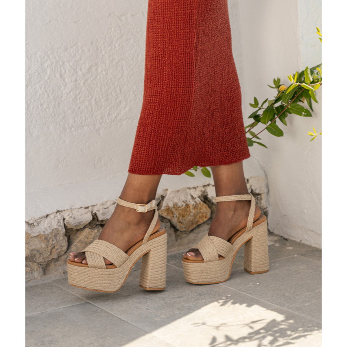 Sandalias de esparto beige con tacón XXL