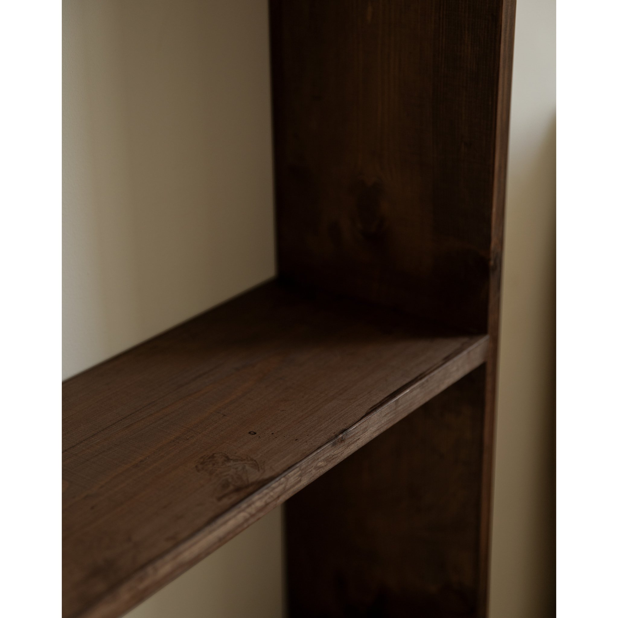 Estantería de madera maciza tono nogal con 2 estantes Alto: 110 Largo: 80 Ancho: 20