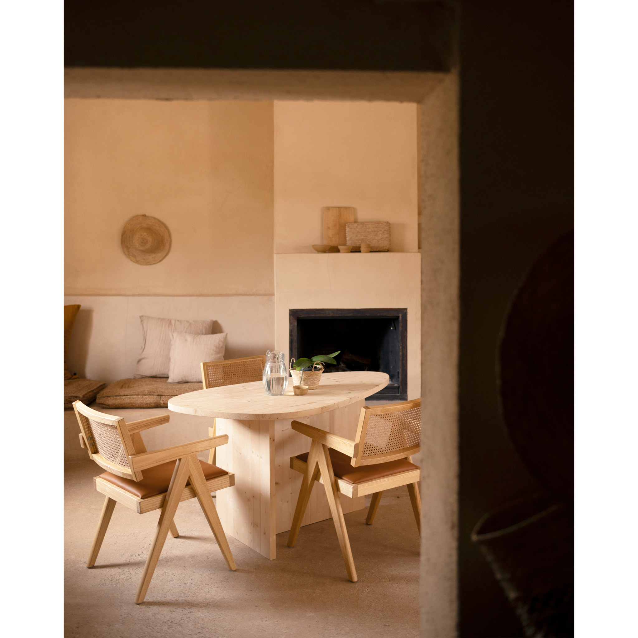 Mesa de comedor de madera maciza en tono natural de 143cm Alto: 75 Largo: 142.9 Ancho: 77.7