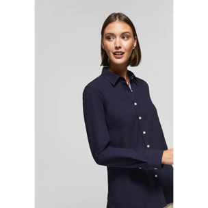 Camicia blu scuro in cotone lavato con particolare ricamato sul petto