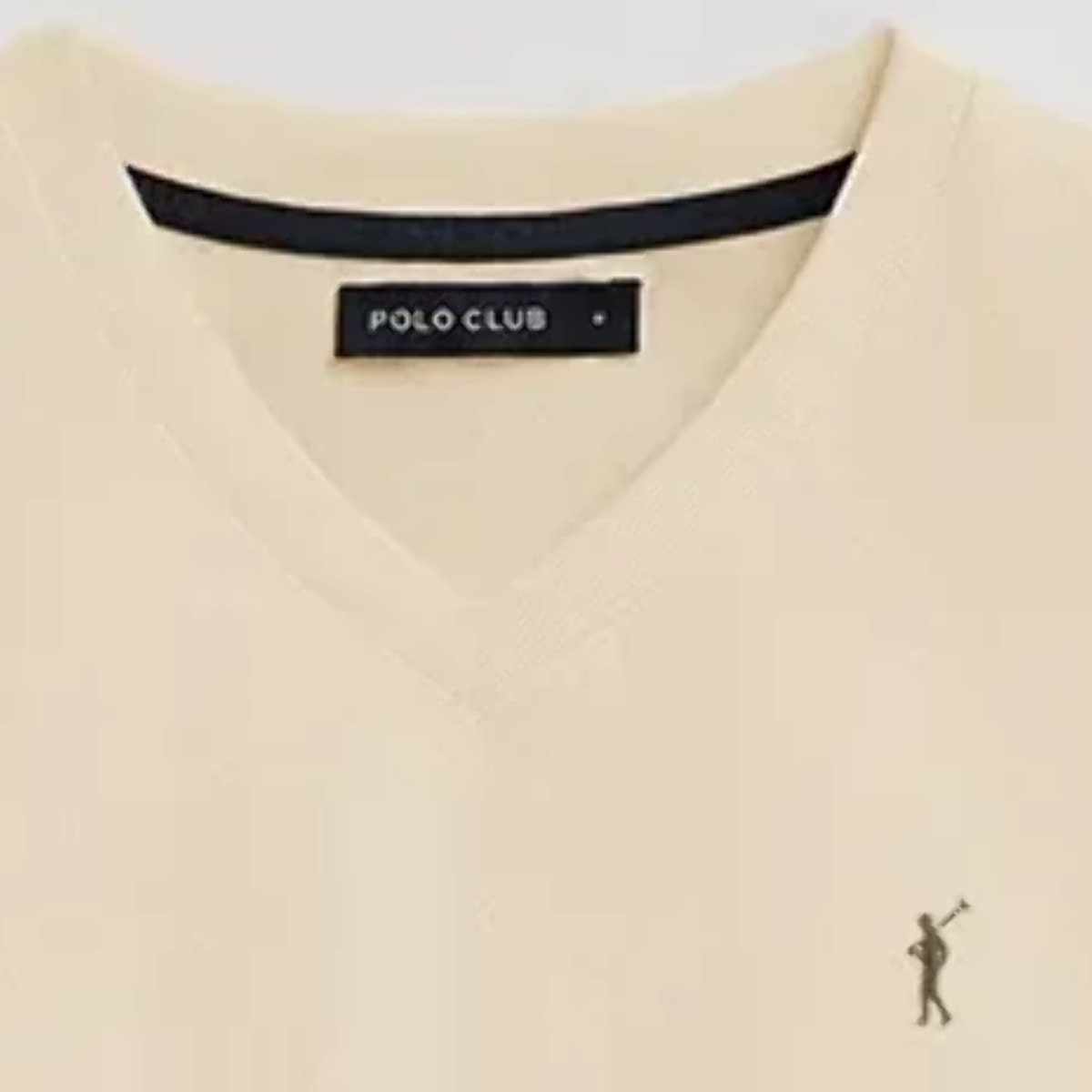 Camiseta color crema de cuello pico con logo Rigby Go