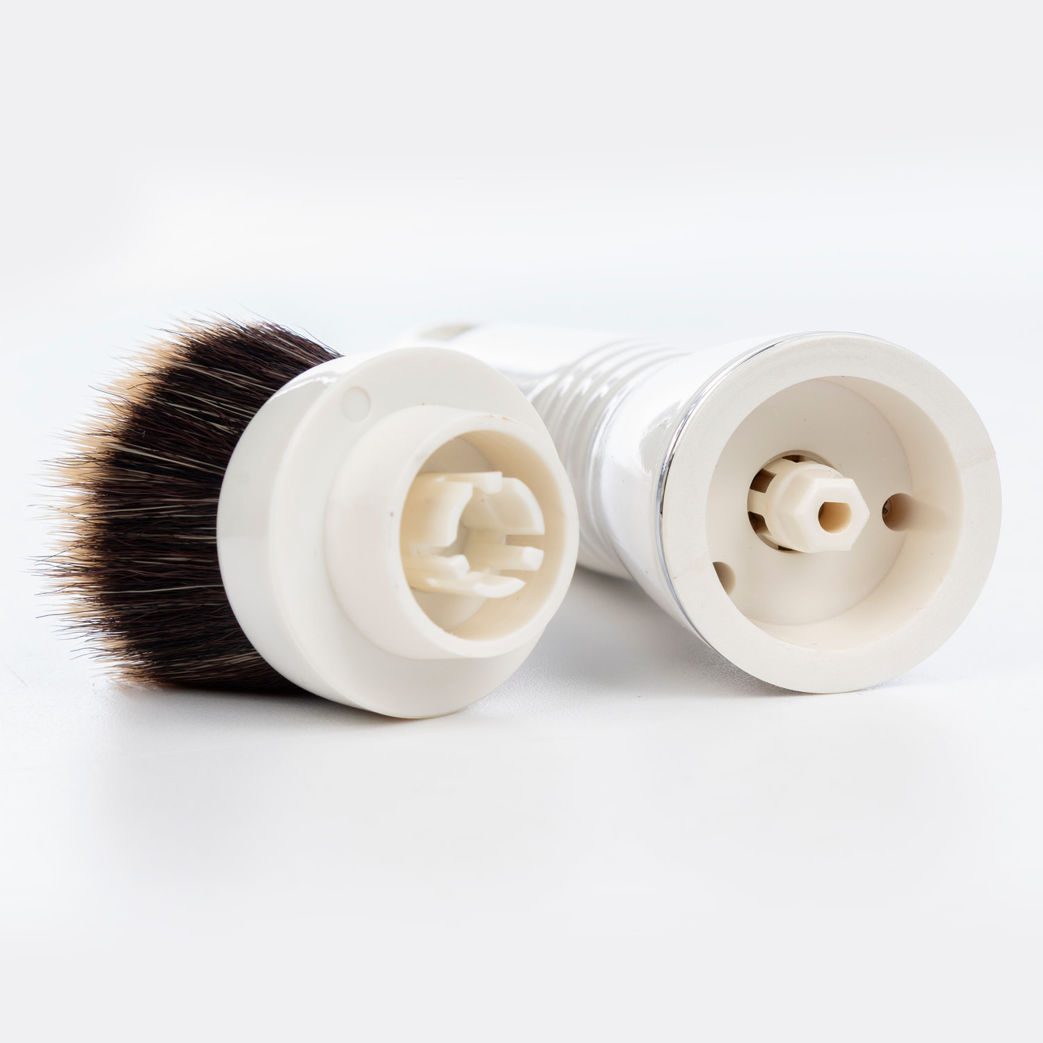 Cepillo de maquillaje eléctrico. Con batería recargable y 2 intensidades. Incluye 2 cabezales.