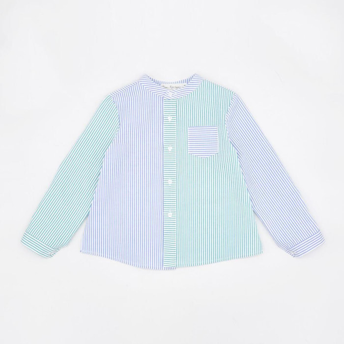 Camisa de manga larga, estampado combinado de rayas azules y rayas verdes. Cuello mao y bolsillo.