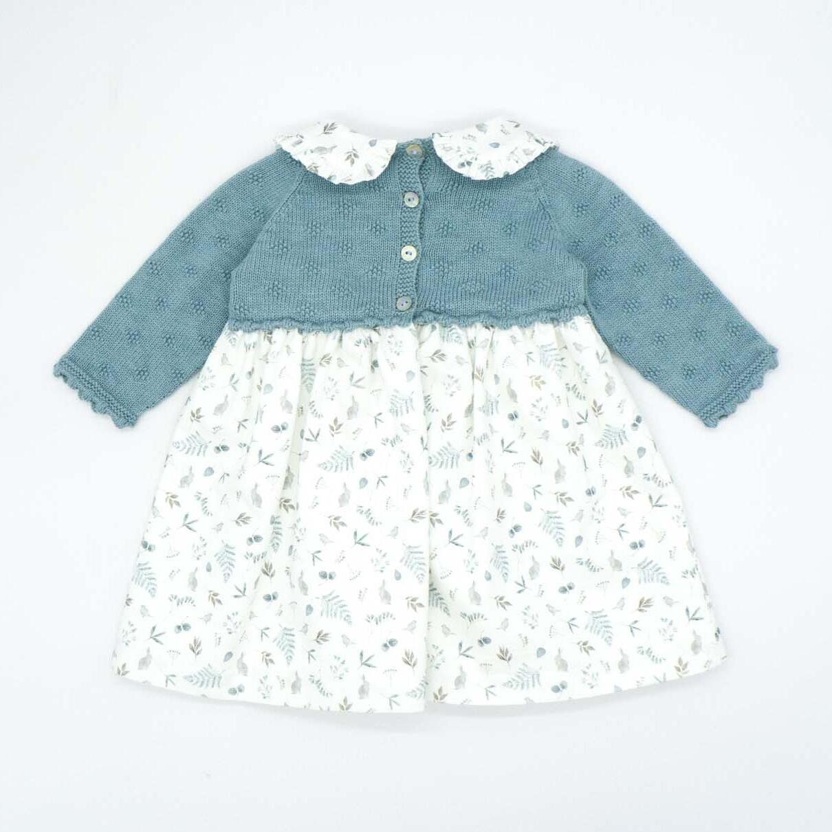 Vestido azul y estampado con pompón