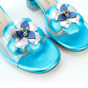 Sandalia en azul celeste con vinilio y adorno flor. Tacón 4 cm