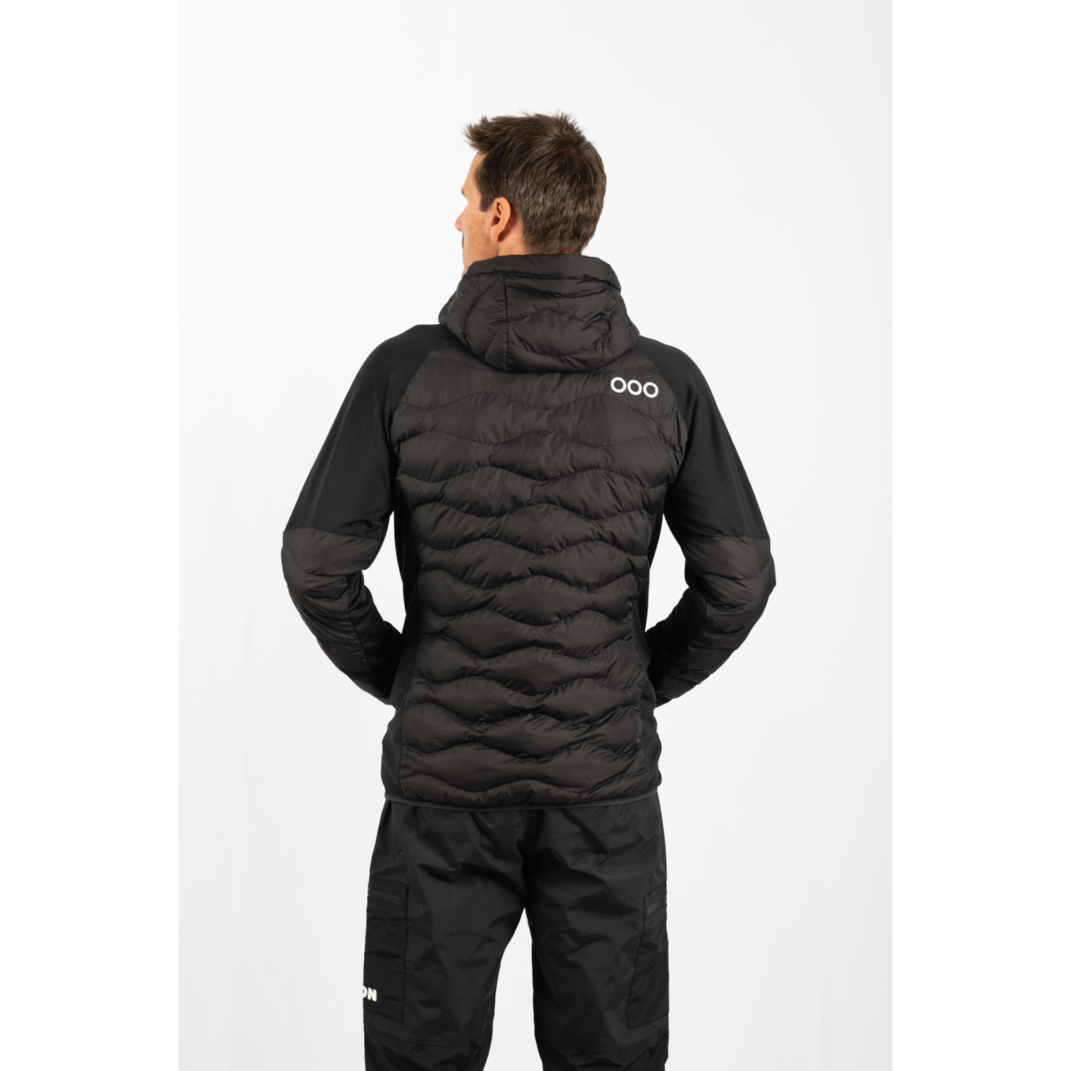 Chaqueta ECOActive Hybrid Insulated Jacket with cap dela marca ECOON - Negro con logo ECOON