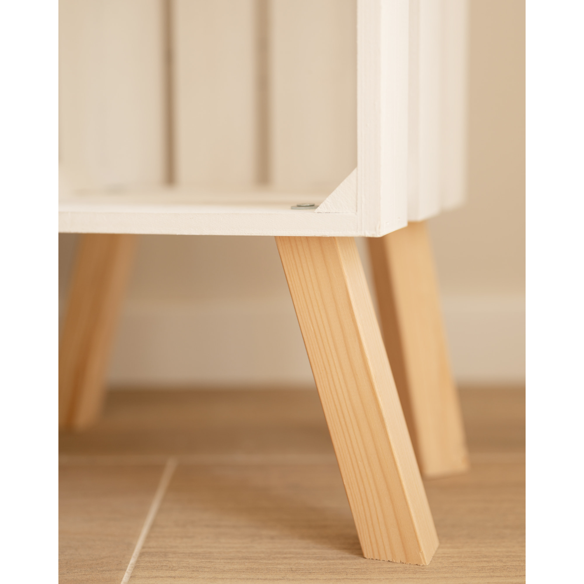Mesita de noche de madera maciza en tono blanco de 66x26cm Alto: 66 Largo: 25.5 Ancho: 29.5