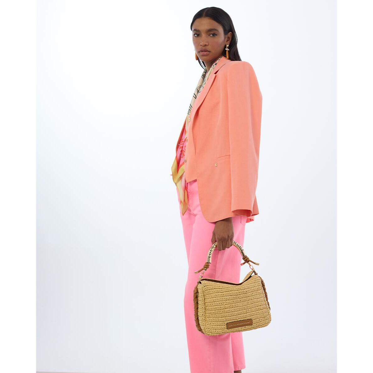Borsa a tracolla effetto rafia combinata con manico con logo fustellato