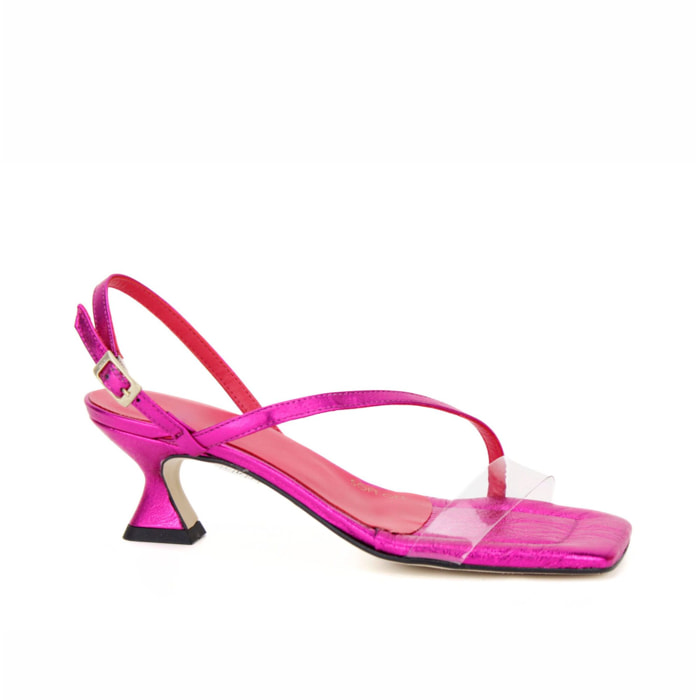 Sandalia de tiras y vinilo. Tacón de 5 cm