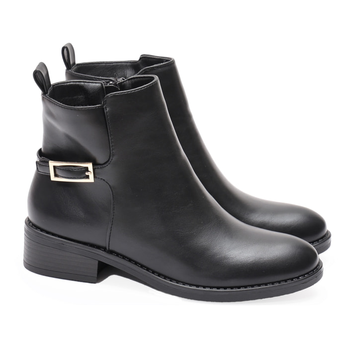 Stivaletti in simil pelle con fibbia dorata