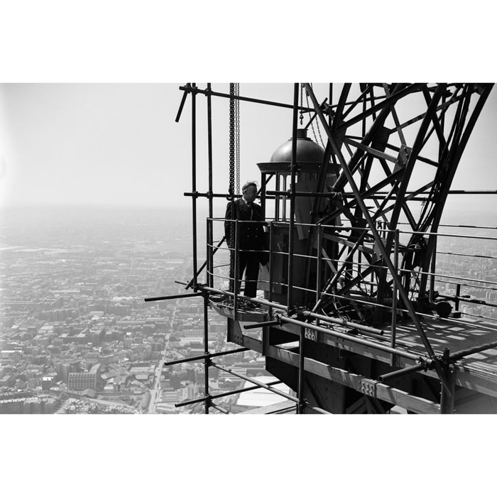 Tableau noir et blanc Antenne sur La Tour Eiffel,1950 Tableau plexiglas