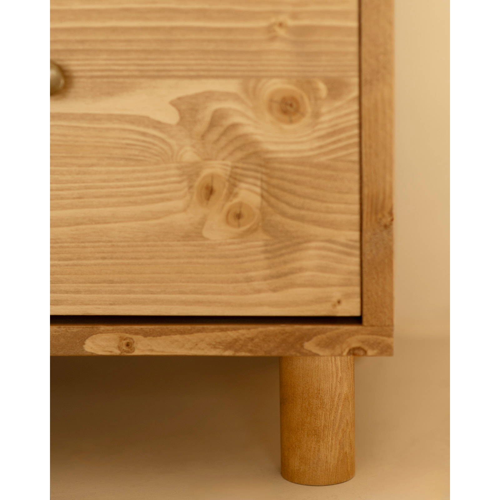 Mesita de noche de madera maciza con dos cajónes en tono roble medio de 51x38cm Alto: 50.5 Largo: 37.5 Ancho: 36