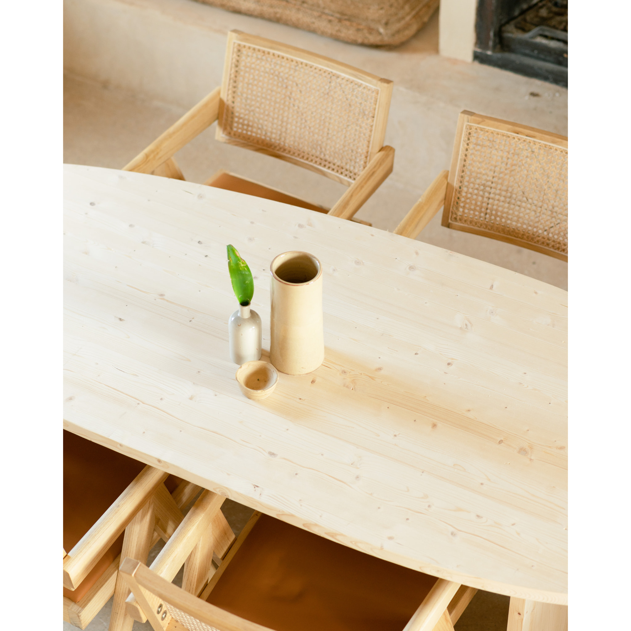 Table de salle à manger en bois massif ton naturel en différentes tailles