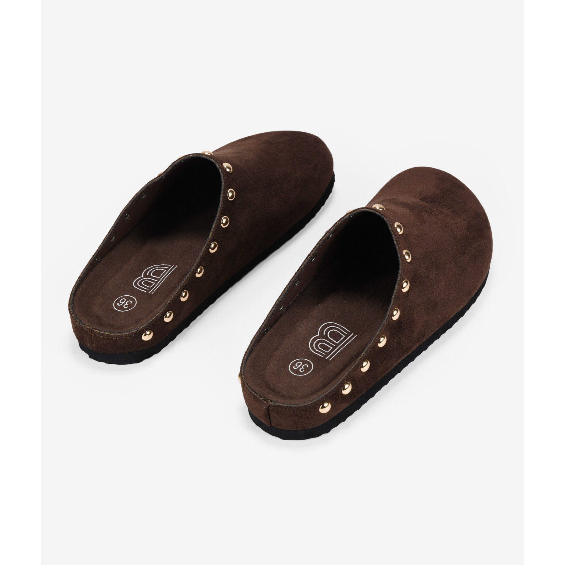 Zuecos marrón planos con tachas