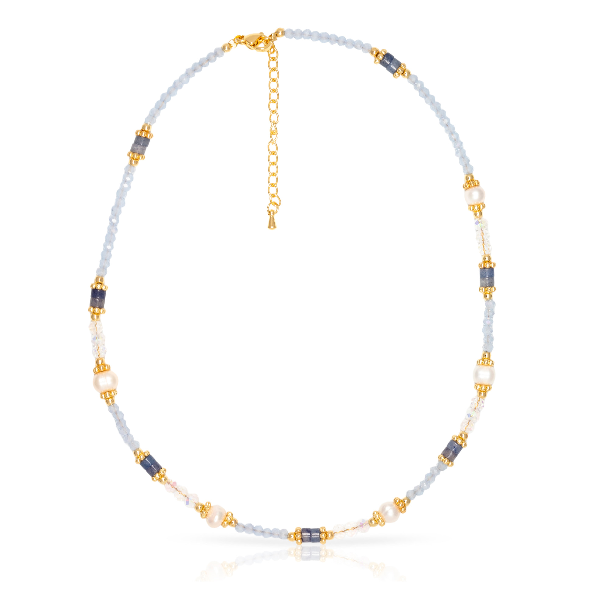 Collar de lapislázuli, cristales azules y blancos con perlas naturales y cierre de mosquetón.