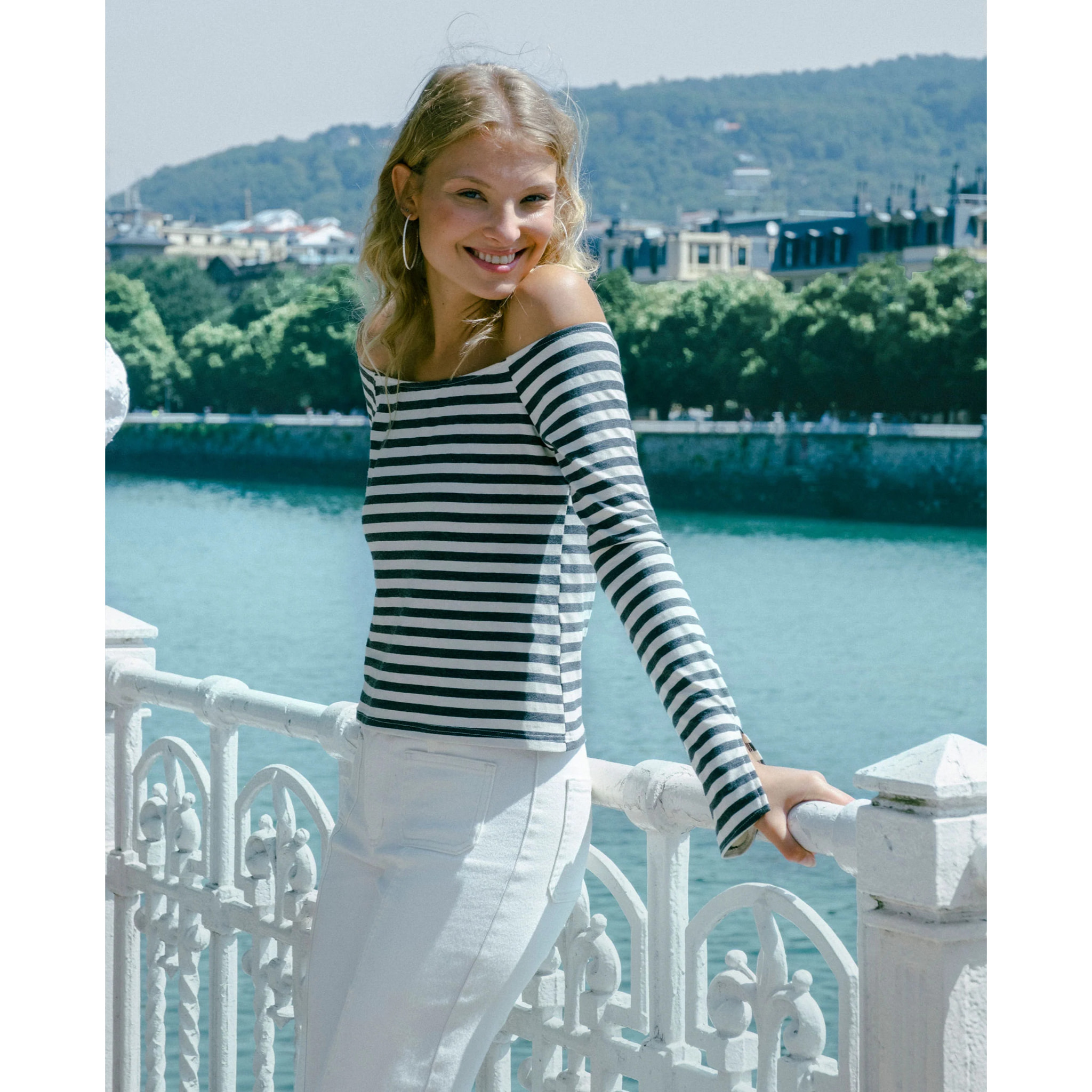 Camiseta mujer de rayas y escote bardot